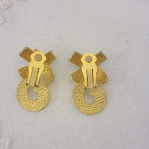 Vintage Signed Norma Jean Gold Tone X and Os Clip On Earrings - Picture 3 of 4